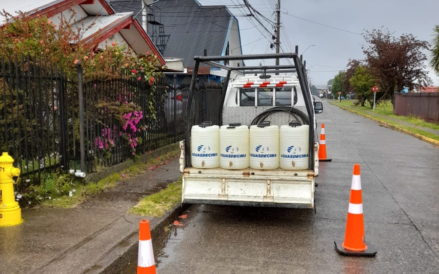 Aguas Décima atiende rotura de matriz en Jardines de Don Cristóbal